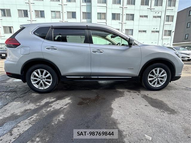 Nissan X-TRAIL HYBRID 2018-12 5883859-1