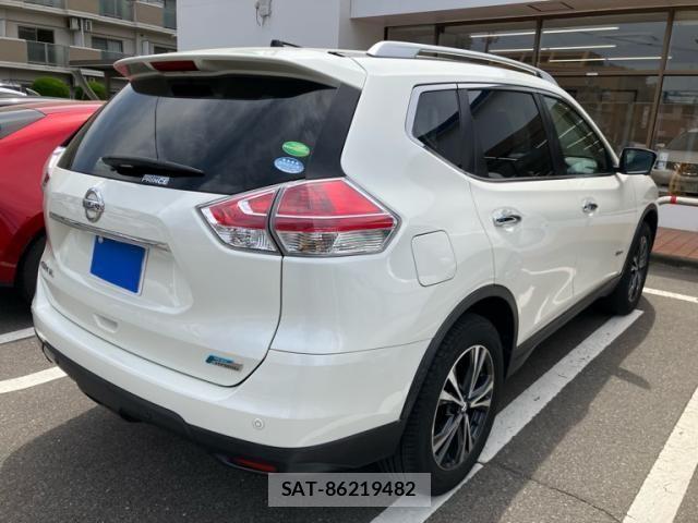 Nissan X-TRAIL HYBRID 2015-05 7061538-6