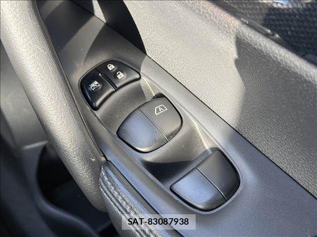 Nissan X-TRAIL HYBRID 2015-08 7360635-28