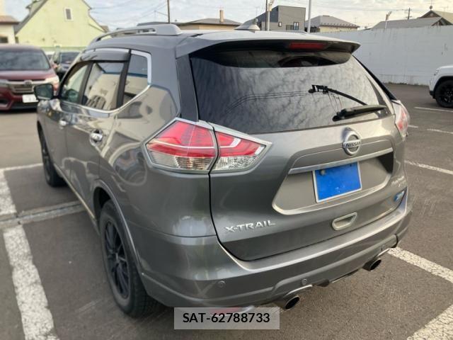 Nissan X-TRAIL HYBRID 2015-12 8318305-4