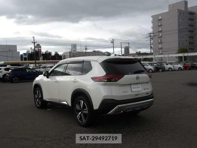 Nissan X-TRAIL HYBRID 2023-07 8318296-4