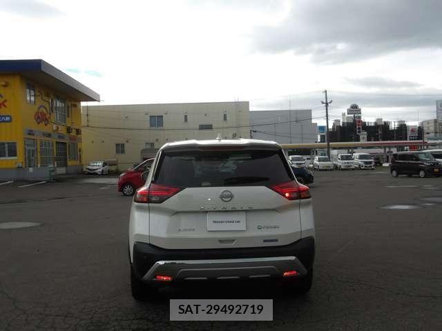 Nissan X-TRAIL HYBRID 2023-07 8318296-5