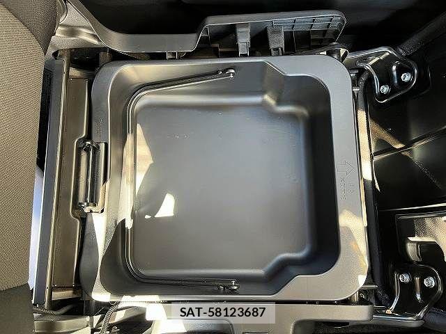 Suzuki X BEE 2018-07 8872451-27