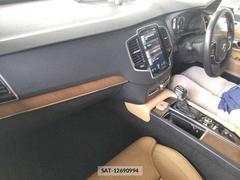 Volvo XC90 2016-02 8143312-4