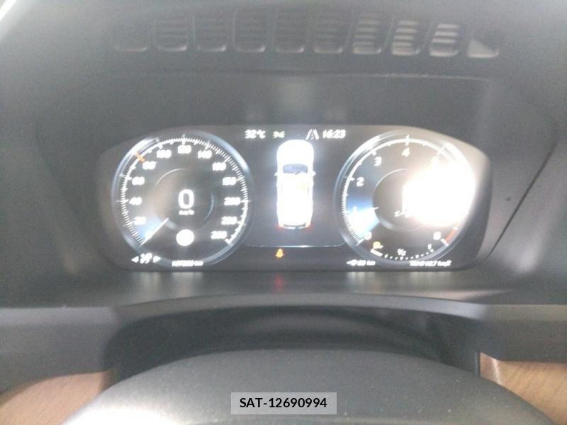 Volvo XC90 2016-02 8143312-5