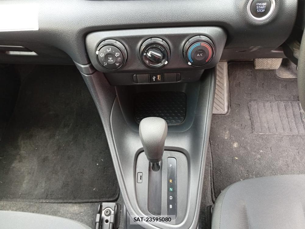 Toyota YARIS 2022-04 869237-16