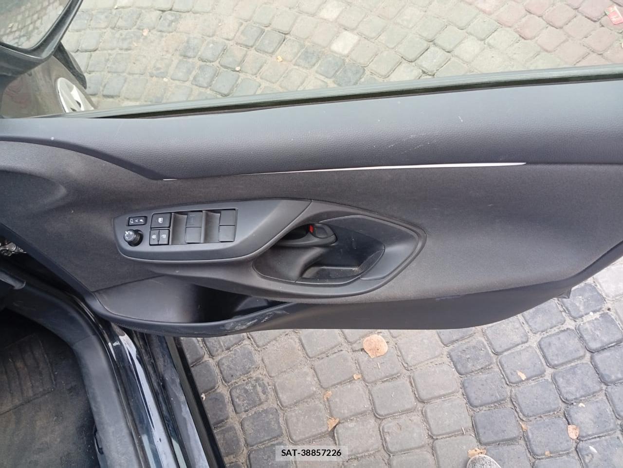 Toyota YARIS 2022-04 3545601-14