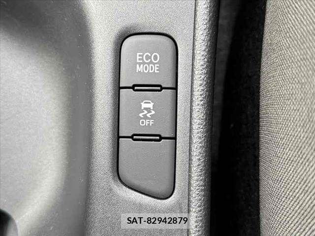 Toyota YARIS 2021-04 6678916-24