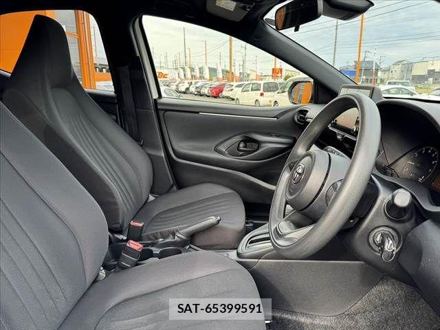 Toyota YARIS 2021-05 6818252-15