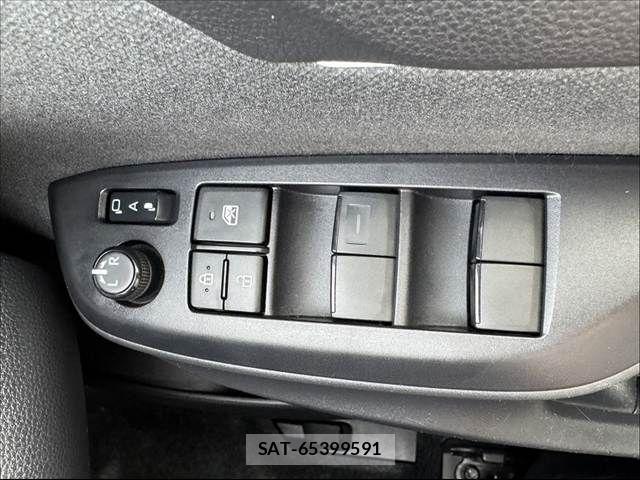 Toyota YARIS 2021-05 6818252-22
