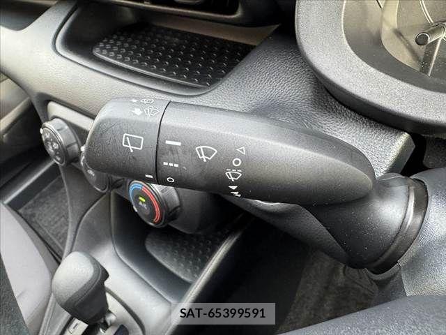 Toyota YARIS 2021-05 6818252-25