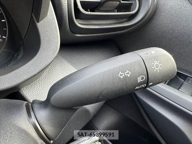 Toyota YARIS 2021-05 6818252-26