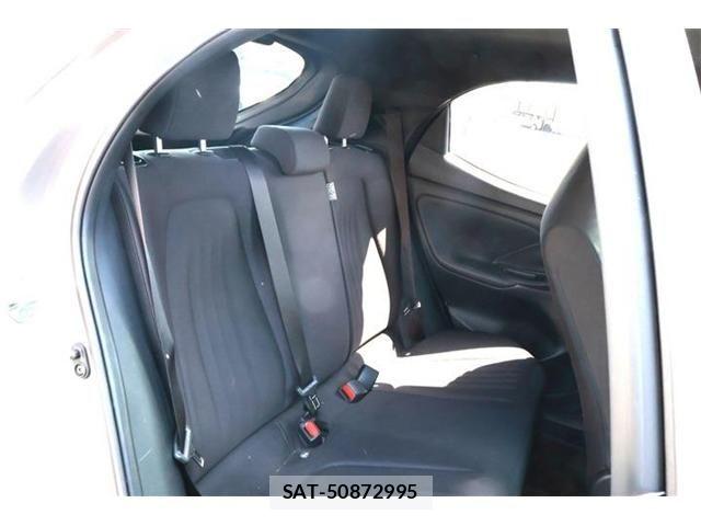 Toyota YARIS 2021-04 6818240-10