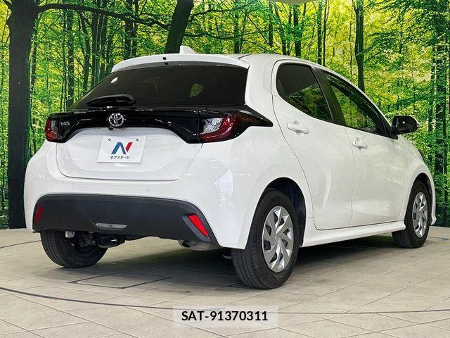 Toyota YARIS 2022-06 6818251-16