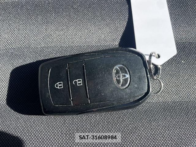 Toyota YARIS 2022-02 6915971-16