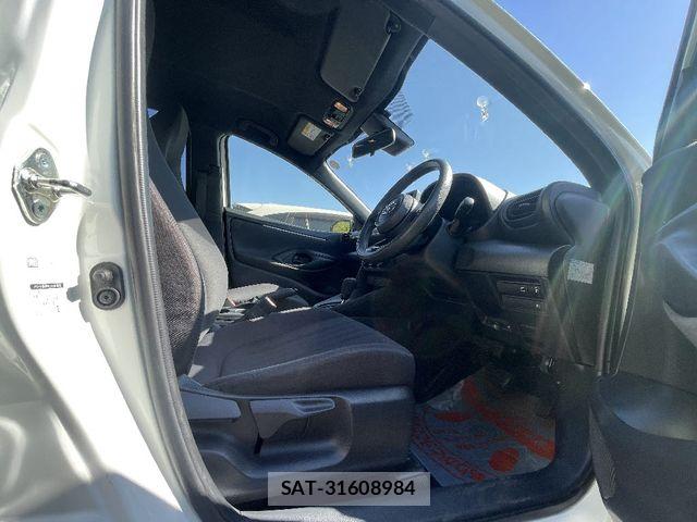 Toyota YARIS 2022-02 6915971-18