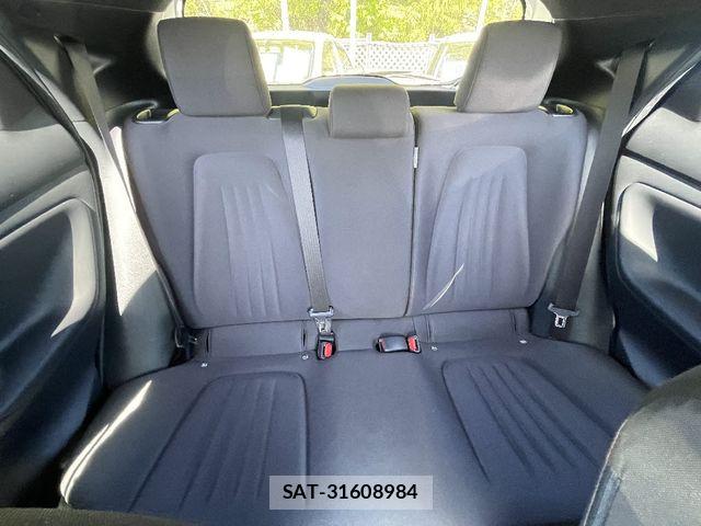 Toyota YARIS 2022-02 6915971-7