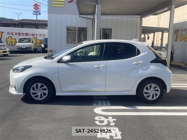 Toyota YARIS 2021-04 6915979-3