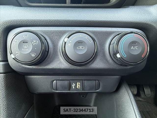 Toyota YARIS 2021-03 6999333-28