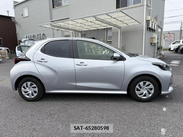 Toyota YARIS 2022-05 7227717-16