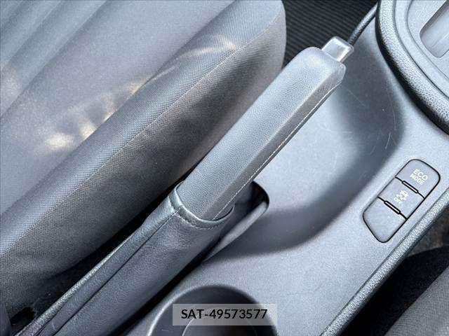 Toyota YARIS 2021-05 7227702-28
