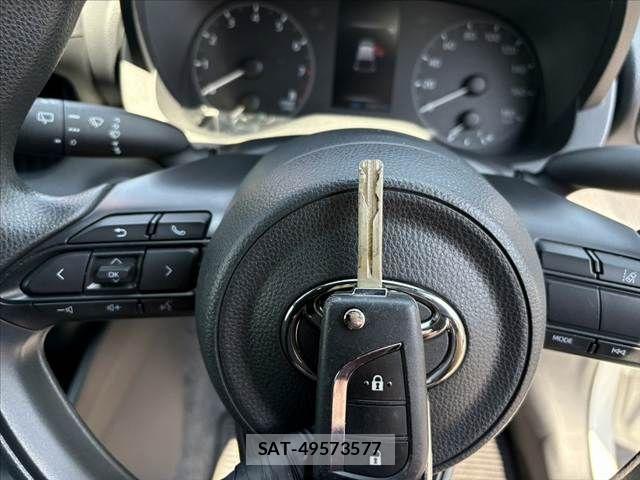 Toyota YARIS 2021-05 7227702-29