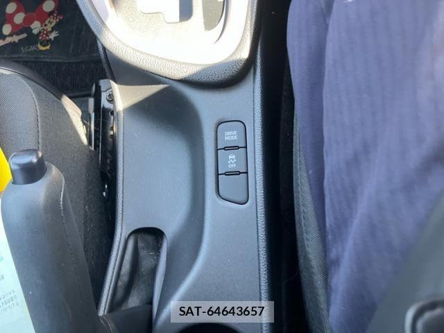 Toyota YARIS 2022-10 7621595-16