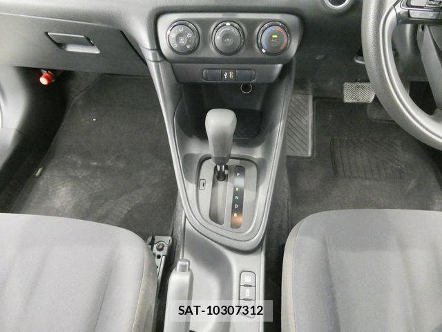 Toyota YARIS 2021-05 7731149-26