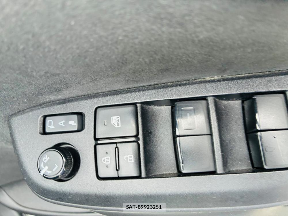 Toyota YARIS 2023-06 7892158-21