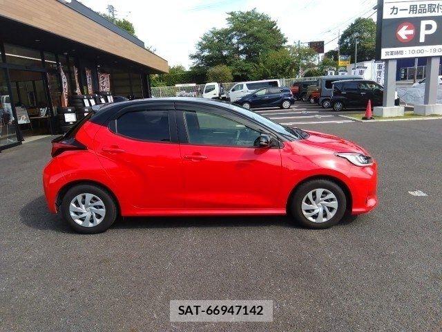 Toyota YARIS 2020-06 8039438-16