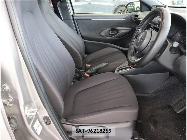 Toyota YARIS 2023-03 8102957-13