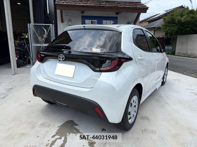 Toyota YARIS 2026-07 8232551-3