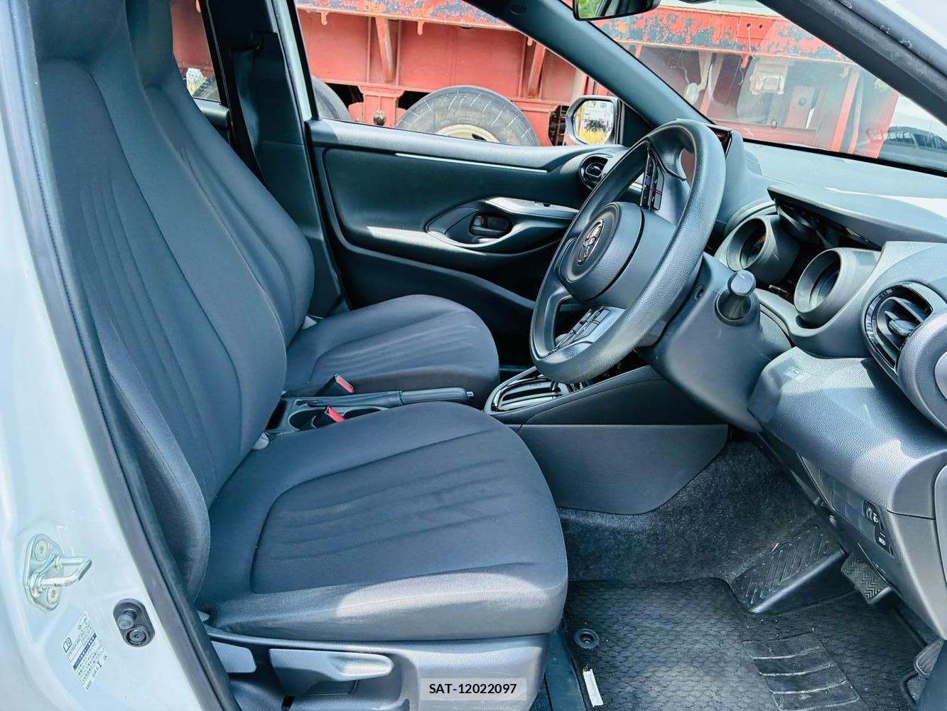 Toyota YARIS 2022-07 8111253-11