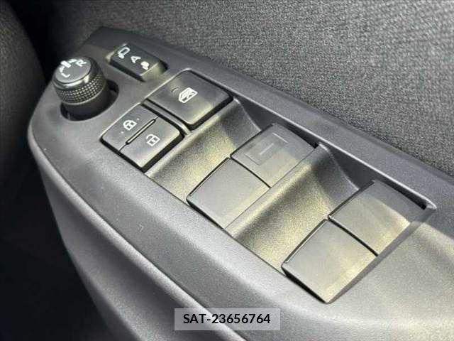 Toyota YARIS 2020-06 8318318-25