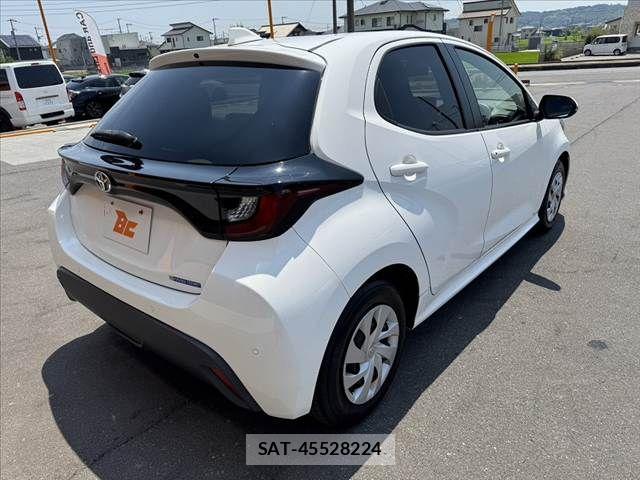 Toyota YARIS 2021-07 8338658-14