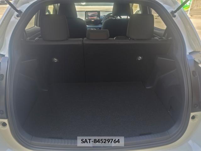 Toyota YARIS 2021-08 8338652-26