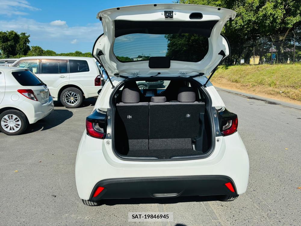 Toyota YARIS 2020-08 8217016-25