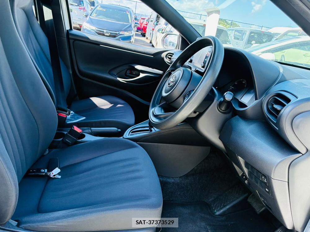 Toyota YARIS 2020-06 8240834-11