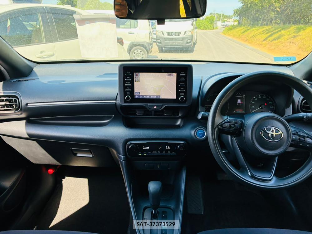 Toyota YARIS 2020-06 8240834-12