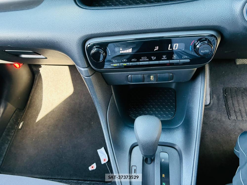 Toyota YARIS 2020-06 8240834-18