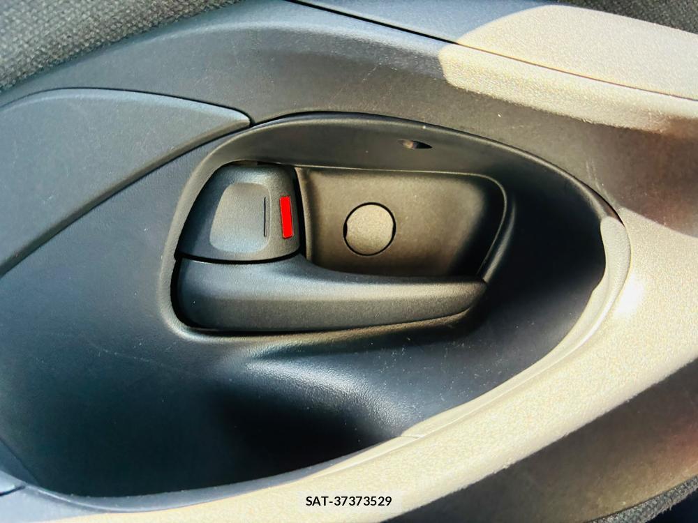 Toyota YARIS 2020-06 8240834-21