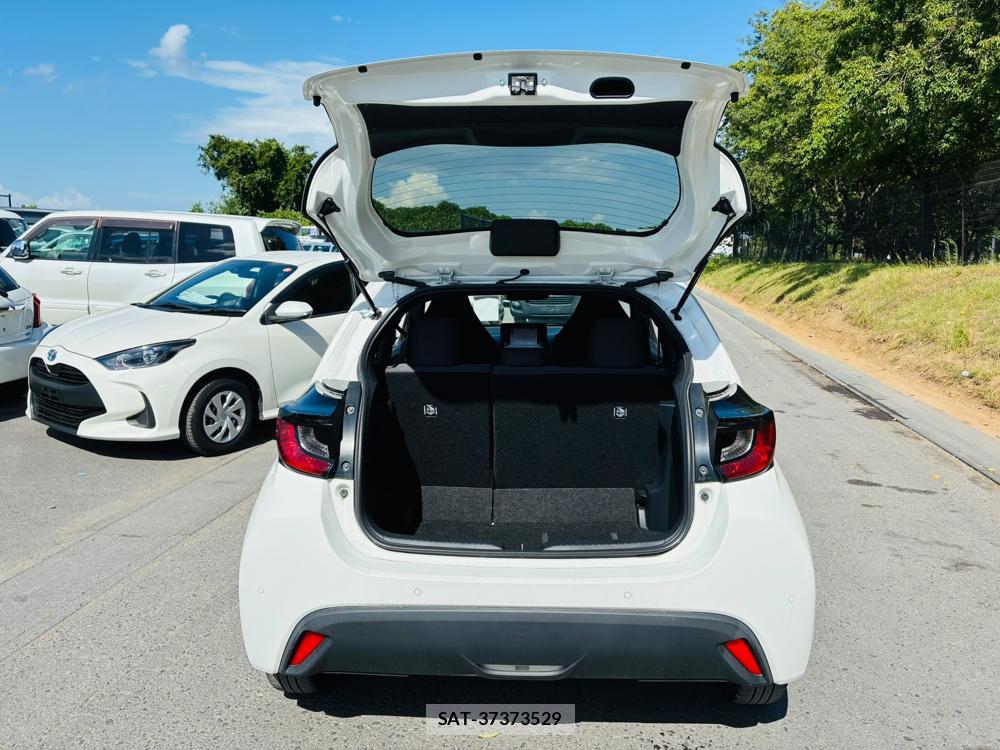 Toyota YARIS 2020-06 8240834-25