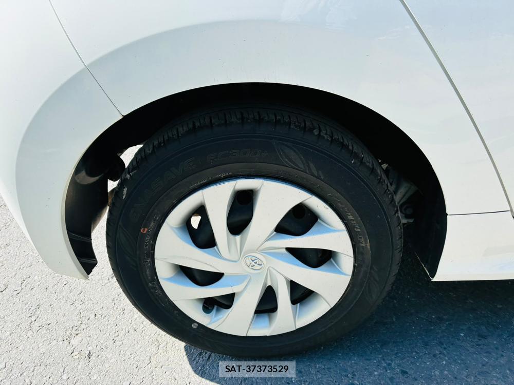 Toyota YARIS 2020-06 8240834-26