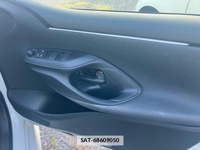 Toyota YARIS 2022-02 8629989-12