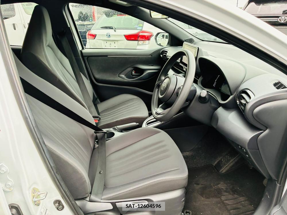 Toyota YARIS 2025-08 8684899-11