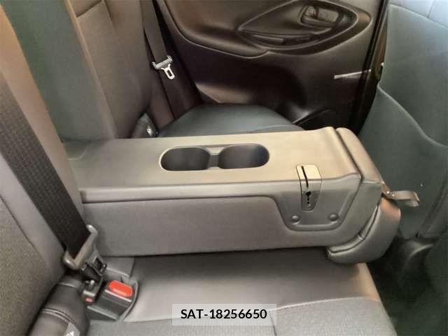 Toyota YARIS CROSS 2024-12 6915992-13
