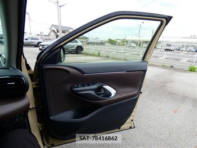 Toyota YARIS CROSS 2021-03 8369996-16