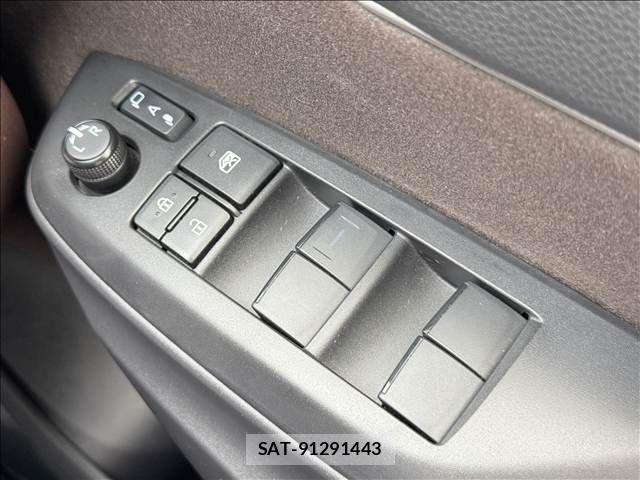 Toyota YARIS CROSS 2021-04 8372429-28