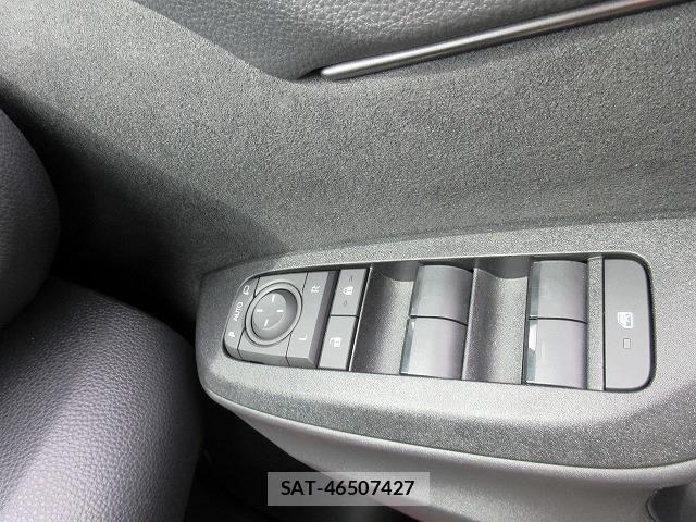 Toyota YARIS CROSS 2025-04 8747093-11