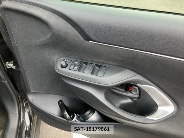 Toyota YARIS CROSS 2023-11 8747092-16